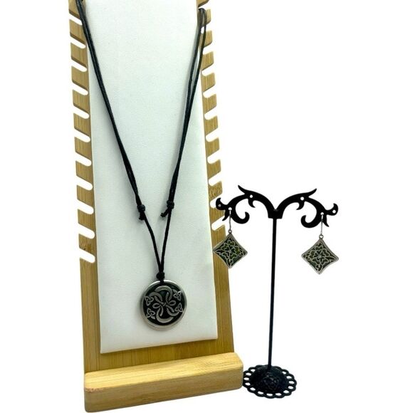 *NWT* WOMEN'S CELTIC KNOT PEWTER NECKLACE & EARRINGS BUNDLE - Picture 1 of 6